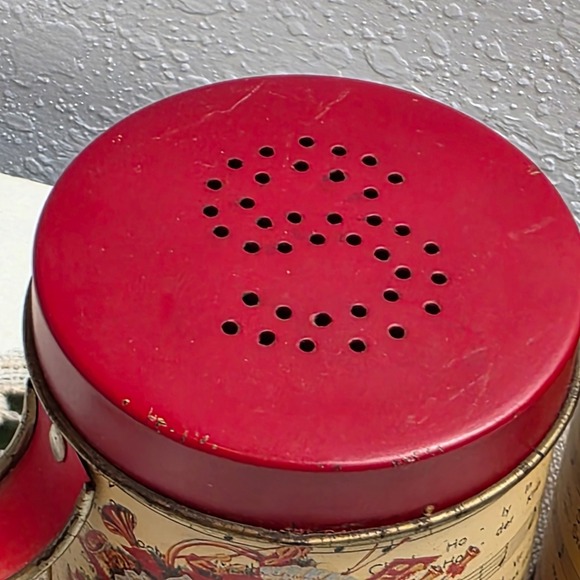 Vintage Christmas Music Tin Salt‎ Pepper Shakers Red Wreath Design Set Red Metal - Picture 5 of 9